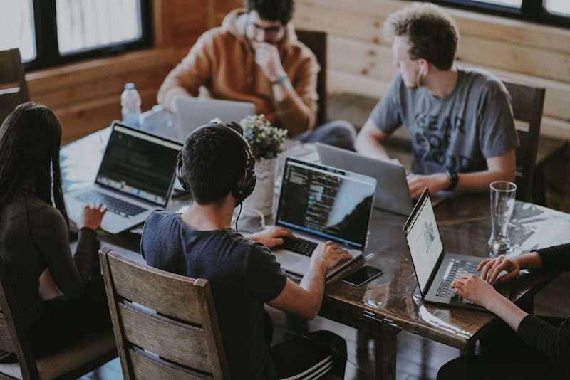 Equipe Kingofit trabalhando em projetos de tecnologia